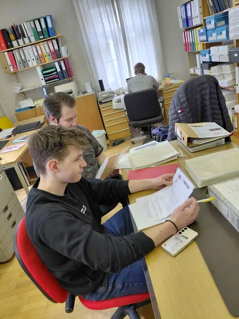 Durch eigenständiges Arbeiten mit historischen Quellen und Materialien erhielten die Schüler/innen einen vertieften Einblick in die Ereignisse der NS-Zeit. | Foto: BHAK/BHAS Bad Ischl