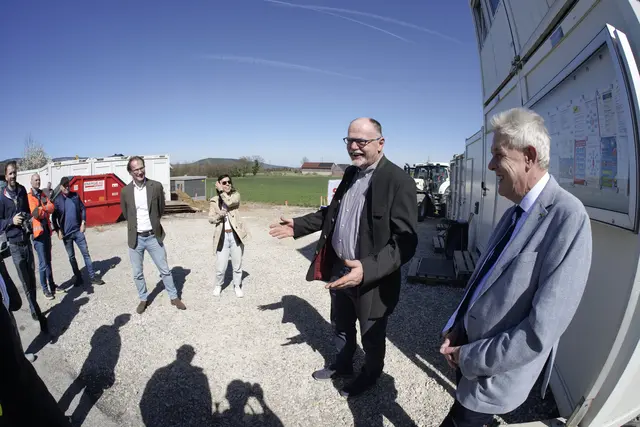 Vizebürgermeister Johann Woltron hat es bei seiner kurzen Rede erwähnt: Würflach setzte aufs falsche Pferd, daher dauerte findet der Glasfaserausbau erst nach fünf Jahren ein Happy End. | Foto: Santrucek