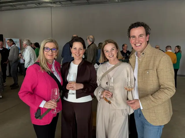 Zahlreiche Ehrengäste waren gekommen um den Garser Wein zu verkosten. | Foto: Manuela Danzinger