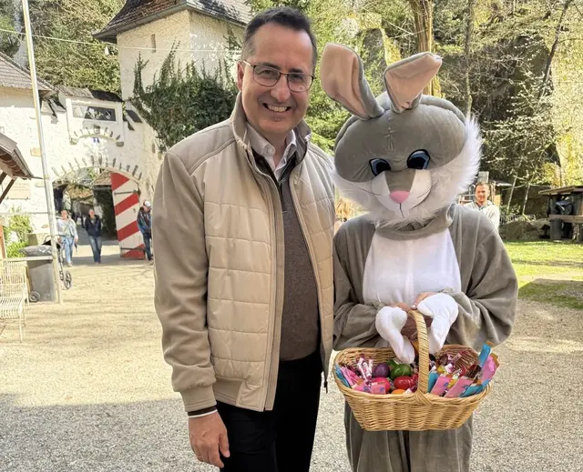 Bürgermeister Max Oberleitner mit Osterhase. | Foto: Marktgemeinde Schwertberg