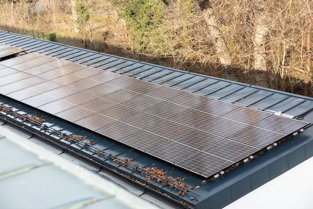 Die Energieversorgung kombiniert Fernwärme mit Photovoltaikanlagen. | Foto: BHÖ/Kleemann