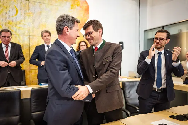 Landesrat Martin Gruber gratuliert Daniel Fellner im Kärntner Landtag zur Wahl zum Landeshauptmann.
 | Foto:  LPD Kärnten/Varh