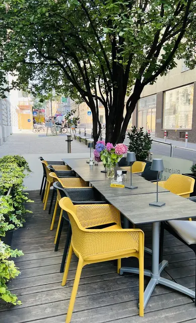 Der frühere Baum – eine Mehlbeere – hatte mehr als drei Jahrzehnte lang das Straßenbild geprägt und für Schatten auf der Terrasse des Lokals gesorgt.  | Foto: z.V.g