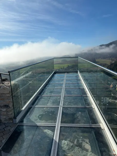 Die Aussichtsplattform "Jauntalblick" ermöglicht einen sagenhaften Ausblick sowie auch Einblicke in den Klettersteig und die Natur an der Felswand. | Foto: MeinBezirk.at/Petra Lammer