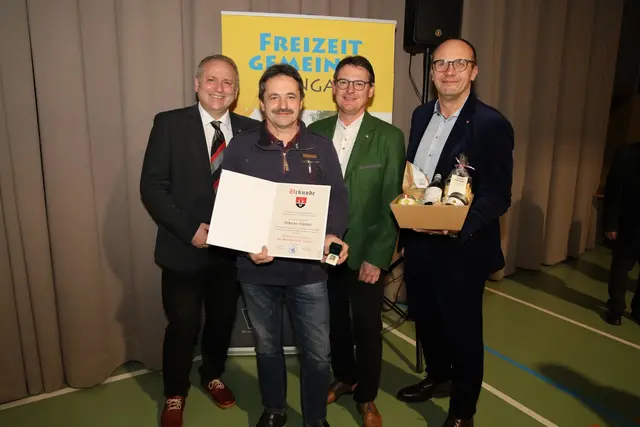 Andreas Schmutz wurde für seine 15-jährige Tätigkeit als Kommandant sowie seine sonstigen umfangreichen Leistungen mit dem „Goldenen Ehrenring“ der Marktgemeinde Langau ausgezeichnet. | Foto: Mayerhofer