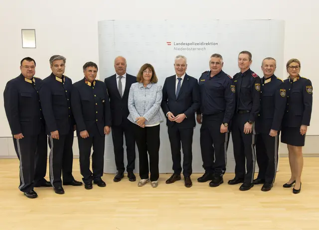 Vertreter der Landespolizeidirektion Niederösterreich mit den geehrten und verabschiedeten Polizeibediensteten bei der Auszeichnungsfeier im Ostarrichisaal (GenMjr Peter GESSNER, HR Mag. iur. Roland SCHERSCHER, MA, Mjr Michael HOCHGERNER, ChefInsp Andreas KLOS (Personalabteilung – Versetzung in den Ruhestand), FachInspin Bettina PITTERLE (Personalabteilung – 40jähriges Dienstjubiläum),GrInsp Franz WALLNER (PI St. Veit/Gölsen – Versetzung in den Ruhestand), GrInsp Hermann KÖNIGSBERGER (PI Hainfeld – Versetzung in den Ruhestand),  LR Anton KASSER, LPDir Franz POPP, BA MA, HRin Maga iur. Sonja STAMMINGER, BA)
 | Foto: Landespolizeidirektion Niederösterreich