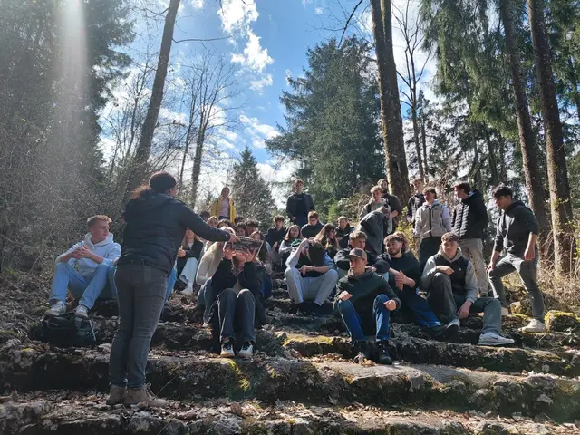 Die Schüler/innen auf den Steintreppen des „Löwenganges“. | Foto: BHAK/BHAS Bad Ischl