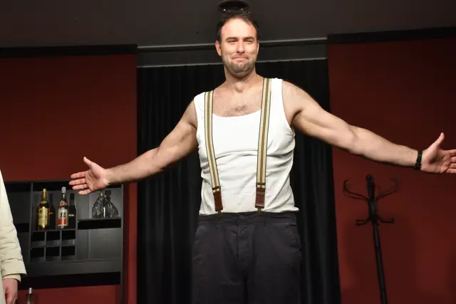 Markus Leitner als Daniel Korban. Eine viel bejubelte Premiere! Begeisterte Zuschauer im bis zum letzten Platz gefüllten Pfarrzentrum hielten bei "Die Falle" bis zum Schluss den Atem an.  | Foto: Zinterhof