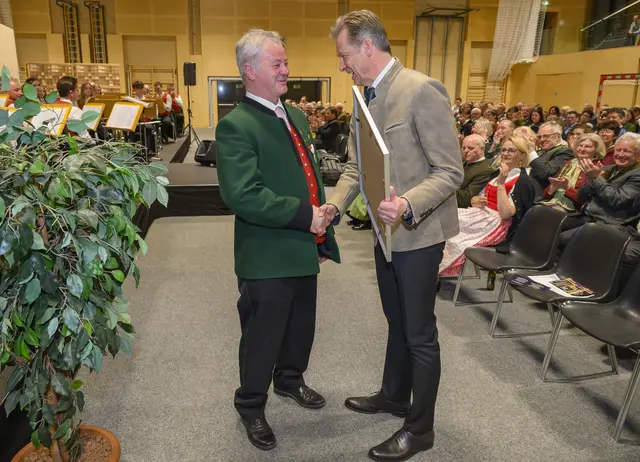 Johann Löcker und BM Wolfgang Pfeifenberger. | Foto: Peter Bolha