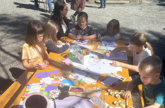 Zahlreiche Familien fanden sich beim historischen Pavillon ein, um gemeinsam die rund 800 im Park versteckten Ostereier zu suchen. | Foto: Privat