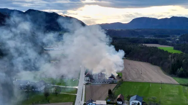 Dachstuhl eines Wirtschaftsgebäudes durch Funkenflug in Flammen