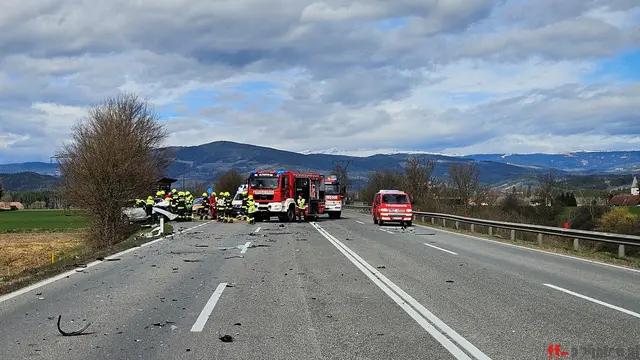 Für die Dauer des Einsatzes war die B317 im Unfallbereich in beide Richtungen gesperrt. | Foto: Feuerwehr Althofen
