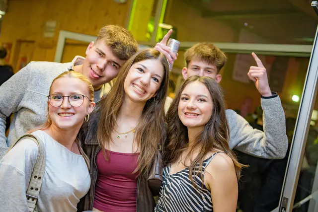 Ausgelassene Stimmung bei der Osterausgabe des legendären Offenhausener Hallenfestes. | Foto: Rene Hauser
