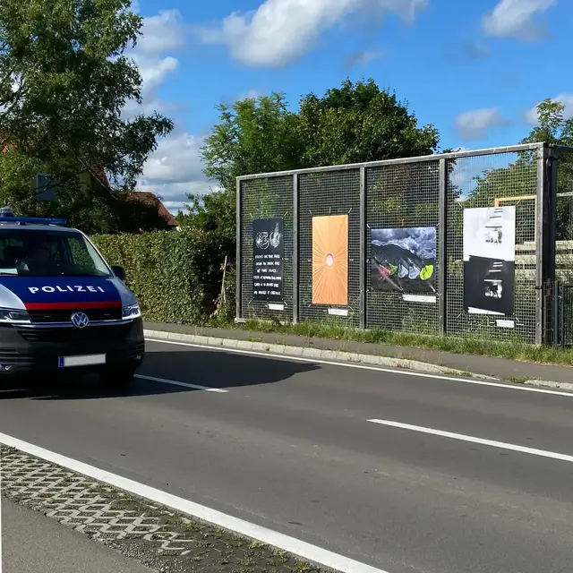 Alfred Lenz zeigt Kunst auf Transparenten direkt an der L 201 in Studenzen 99. | Foto: Alfred Lenz