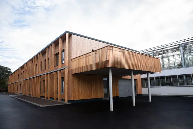 Der um 2.400 Quadratmeter erweiterte Gebäudekomplex ist barrierefrei zugänglich und umfasst zusätzliche Unterrichts- und Arbeitsräume sowie Sozialbereiche. | Foto: BHÖ/Kleemann