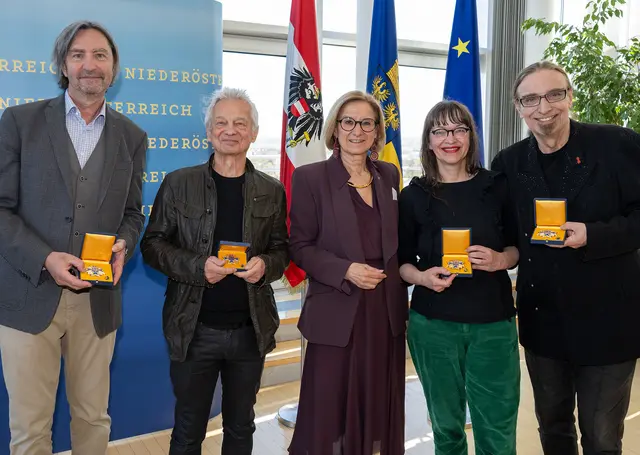 Landeshauptfrau Johanna Mikl-Leitner überreichte Ehrenzeichen an (v.l.) Michael Pammesberger, Boris Bukowski, Ulli Lust und Rudi Dolezal. | Foto: NLK Burchhart
