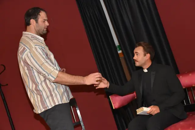 Eine viel bejubelte Premiere! Begeisterte Zuschauer im bis zum letzten Platz gefüllten Pfarrzentrum Pabneukirchen hielten bei "Die Falle" bis zum Schluss den Atem an.  | Foto: Zinterhof