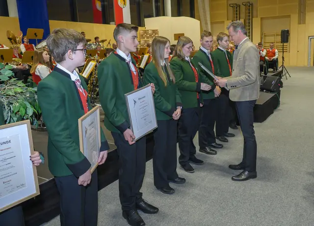 Florian Wieland, Elias Pölilitzer, Theresa Seifter, Alina Wieland, Jessner Christoph und Kühn Gilbert und BM Wolfgang Pfeifenberger. | Foto: Peter Bolha