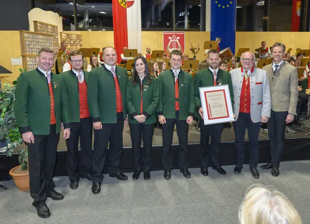 v.li.n.re. Kplm Christian Berchthaler, Obmann Leo Moser,  Ing Mathias Gammaier, Anja Gruber, Christian Lackner, Karl Gappmaer jun., Bez.Obm. Karl Marcheiner und BM Wolfgang Pfeifenberger. | Foto: Peter Bolha