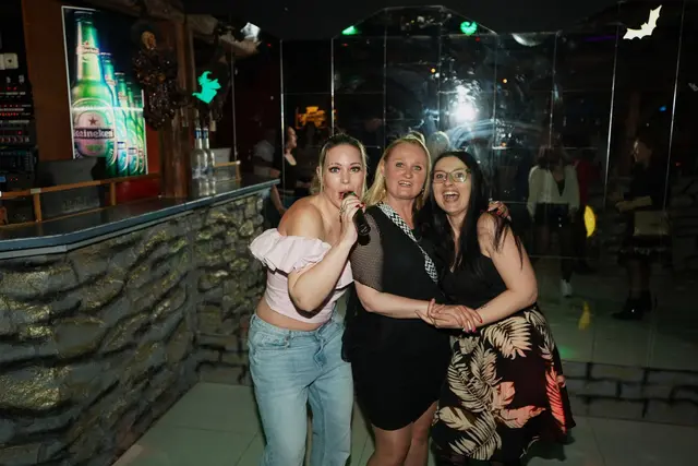 Schlagersternchen Dia Herbst heizte im Hexenkessel ein