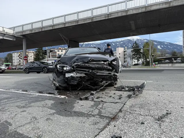 Zwei Pkw kollidierten auf der Kreuzung Haller Straße/Schusterbergweg – beide Lenker wurden leicht verletzt und in die Klinik Innsbruck gebracht. | Foto: zeitungsfoto.at