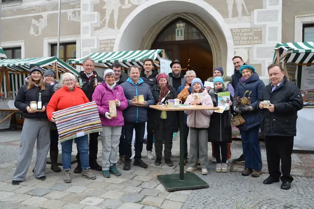 Die Rathausmarkt-Aussteller freuen sich über den Start in die neue Saison, zahlreiche politische Vertreter besuchten die Eröffnung: Leonie Reidinger, Christa Reich, Roswitha Haghofer, Franz Anderl, Renate Nusser, Stadtrat Erich Stern, Gerhard Jindra, Vizebürgermeister Alexander Leutgeb, Maria Zwingenberger, Stadtrat Michael Friedl, Johann Zwingenberger, Lara Weiss, Gebietsbäuerin Romana Weber, Katharina Weiss, Stadtrat Thomas Weiss, Franziska Wißgott und Bürgermeister LAbg. ÖkR Franz Mold. | Foto: Stadtgemeinde Zwettl
