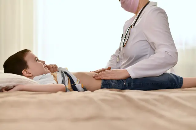 Wenn Kinder Symptome haben, sollte auf viel Flüssigkeitszufuhr, Wärme und Ruhe geachtet werden.  | Foto: Symbolbild: stock.adobe.com/uly.u.v