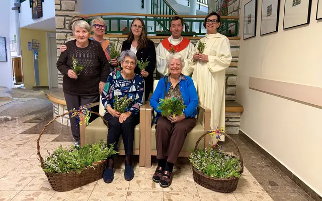 Im PBZ Gänserndorf wurde würdevoll ein Palmsonntag begangen, der Gemeinschaft und 
Besinnung in den Mittelpunkt stellte – vlnr.: Bewohnerin Franziska Lindmaier; Managerin 
Pflege und Betreuung Monika Pawel; Pflegedirektorin Betina Rauscher, Mitglied Pfarre 
Gänserndorf Hubert Berthold; Mitglied Pfarre Gänserndorf Anita Hummer; Bewohnerin Emma 
Ditsch und Bewohnerin Marie Wappe. | Foto: PBZ Gänserndorf
