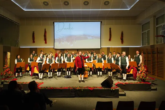 Die TMK St. Michael stimmt ihr Publikum auf einen abwechslungsreichen Konzertabend ein. | Foto: Trachtenmusikkapelle St. Michael