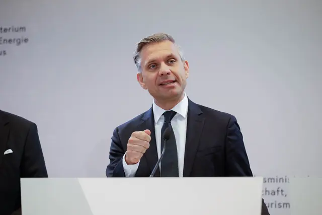 Wirtschaftsminister Wolfgang Hattmannsdorfer betonte, dass das EABG der Schlüssel sei, "damit der Netzausbau in Österreich endlich Fahrt aufnimmt". | Foto: Sade Jerabek/MeinBezirk
