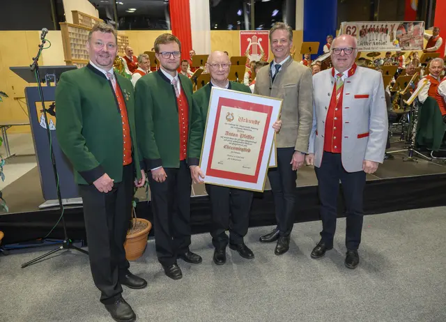 Die Ehrenmidgliedschaft der Bürgermusik Tamsweg.
v.li. Kplm. Christian Berchthaler, Obmann Leo Moser, Anton Pfeffer, Bürgermeister Wolfgang Pfeifenberger und Beziksobmann Karl Marcheiner. | Foto: Peter Bolha