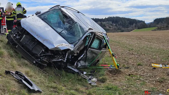 Beide Lenker wurden mit Verletzungen unbestimmten Grades ins Krankenhaus transportiert. | Foto: Feuerwehr Althofen
