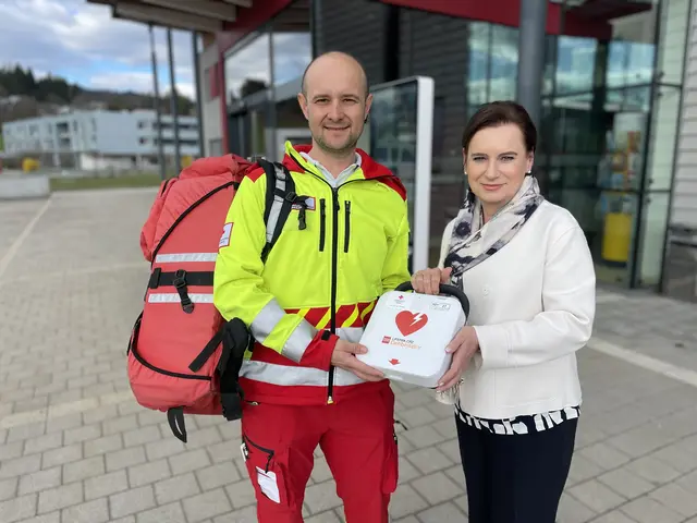 Bürgermeisterin Doris Liposchek mit First Responder Hans-Martin Jauernig | Foto: Gemeinde Wernberg