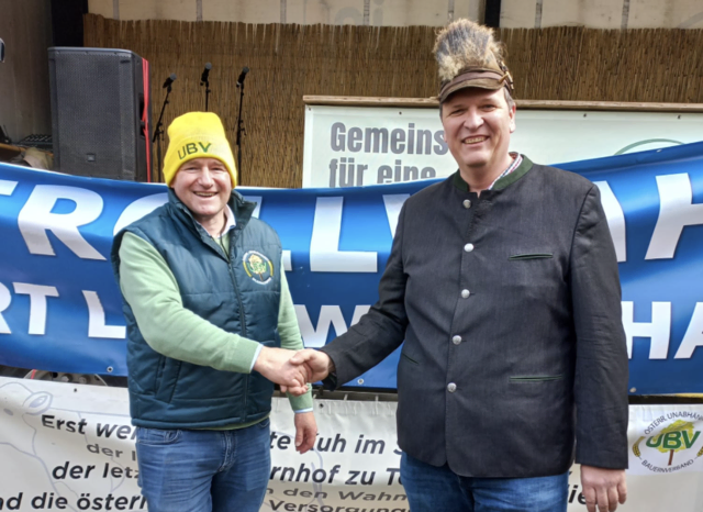 Landeskammerrat Werner Hirsch aus Mold vom Unabhängigen Bauernverband NÖ (UBV) mit Organisator Kammerrat Ernst Tschida aus Pamhagen vom Bündnis Zukunft Landwirtschaft. | Foto: Werner Hirsch