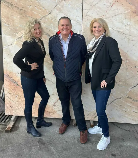 Mitarbeiterin Monika Pasterk, Inhaber Edvard Kavnik und Melanie Kavnik teilen die Liebe zum Stein. | Foto: Marmor Kavnik