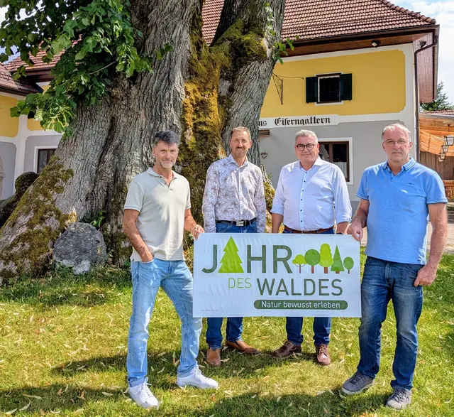 Die imposante 1000-jährige Linde in Eisengattern ist Zielort des neuen Kirchhamer Baumlehrpfades. V.l.n.r.: Die Initiatoren des Projektes Martin Grill, Anton Pühringer, Bürgermeister Ingo Dörflinger und Stephan Söllner. | Foto: Gemeinde Kirchham