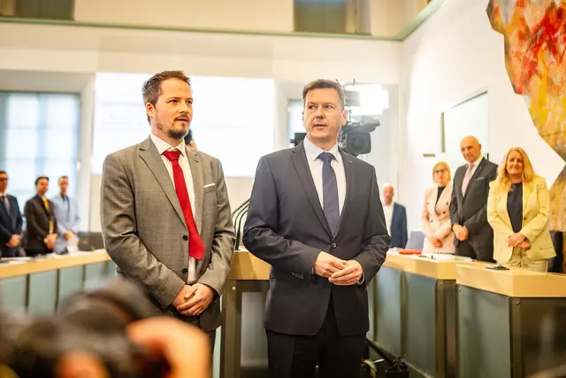 Daniel Fellner und sein Stellvertreter bei der Angelobung im Kärntner Landtag.
 | Foto:  LPD Kärnten/Varh