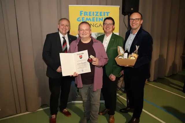 Die „Goldene Ehrennadel“ der Marktgemeinde Langau wurde an Helmut Silberbauer vergeben. | Foto: Mayerhofer