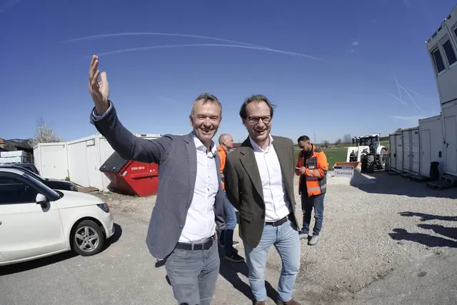 Reinhard Baumgartner (nöGIG) und Simon Grillitsch (Prokurist Breitband Holding) vorm Spatenstich in Würflach. | Foto: Santrucek