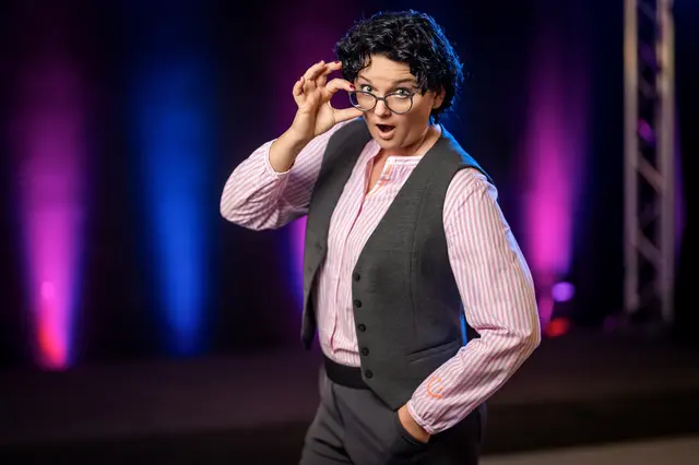 Die gebürtige Dimbacherin Claudia Reithner und kernölverliebte Steirerin feierte im Stadttheater Grein ihre gelungene OÖ-Premiere mit jeder Menge Humor, Austropopp Parodien und purer Bühnenpower mit Tiefgang.  | Foto: Brand Images