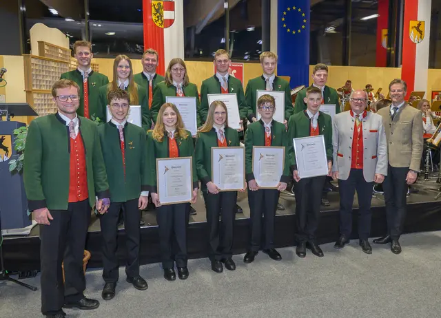(1R v.li.) Leo Moser, Niklas Gautsch, Anna Neumann, Anna Koch, Florian Wieland, Elias Pöllitzer, Bez.Obm. Karl Marcheiner und BM Wolfgang Pfeifenberger.
(hi.re.v.li.) Jug.Ref. Seifter Christian, Theresa Seifter, Kplm Christian Berchthaler, Alina Wieland, Jessner Christoph Gilbert Kühn und Lorenz Prodinger. | Foto: Peter Bolha