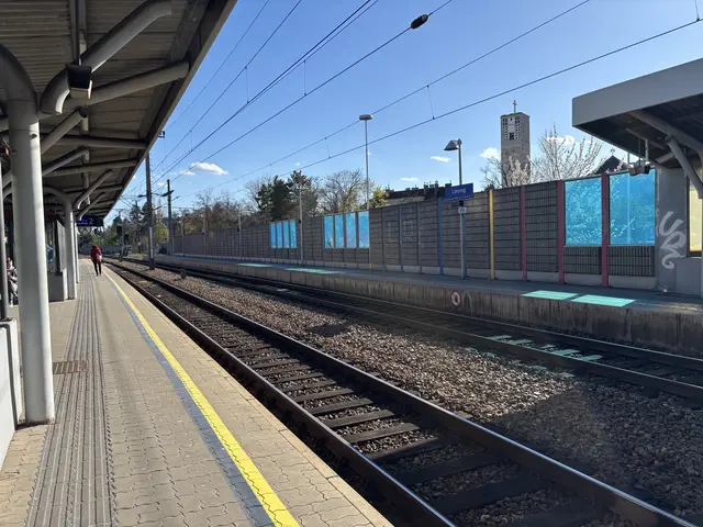 Am Südende des Bahnsteigs 1 könnte ein zusätzlicher Durchgang rund 150 Meter Umweg ersparen. | Foto: Mathias Kautzky/MeinBezirk