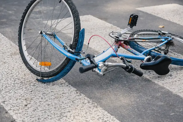 Der Kiffer krachte gegen ein Verkehrsschild. | Foto: smarterpix/photographee.eu