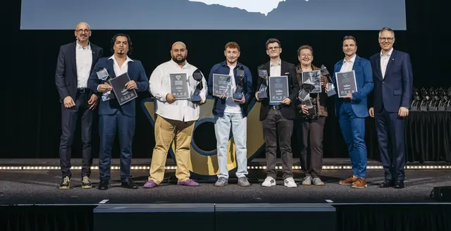 Marius Kendlbacher (4. von rechts) durfte sich über die Auszeichnung "Top-Lehrling in der Telekommunikation" freuen. Stefan Wägele, Leitung Vertrieb Filialnetz (l.) und Harald Kunczier, Geschäftsfeld-Leitung Filialen (r.) gratulierten. | Foto: Österreichische Post
