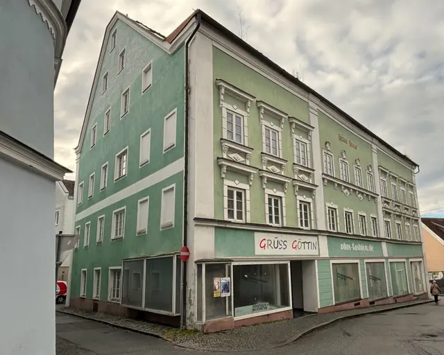 „Ein Schandfleck“, der bald geschliffen wird: Das ehemalige Kaufhaus Jasch in der Innbruckstraße wird abgetragen. Am Areal entstehen dann 19 Wohnungen und zwei Tiefgaragen. | Foto: Franz Gruber