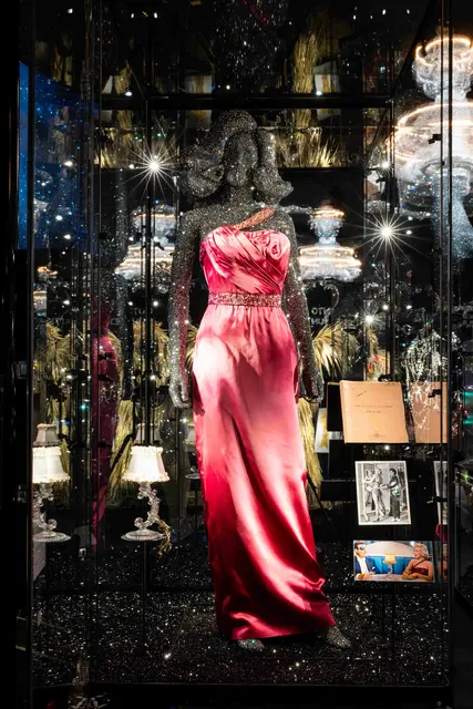 Dieses Satinkleid trug Marilyn Monroe im legendären Hollywood-Film „Wie angelt man sich einen Millionär?".

 | Foto: Swarovski Kristallwelten