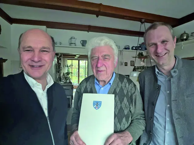 Bürgermeister Johannes Pressl, Jubilar Johann Heindl und Ortsvorsteher Christian Zehethofer gratulieren (v.l.). | Foto: Marktgemeinde Ardagger