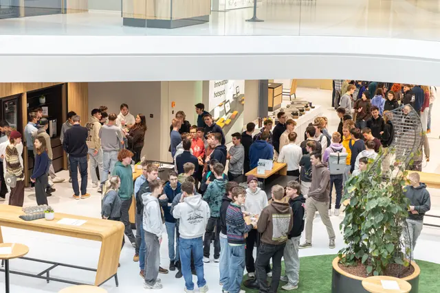 Die Schüler nutzten die Pause, um ihre Eindrücke auszutauschen.  | Foto: B&amp;R