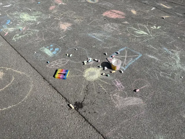 Mit bunten Straßenkreiden eroberten die Kinder die Straßen rund um das Pflichtschulzentrum.  | Foto: Martina Obertimpfler 