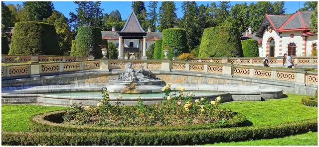 Brunnen in Innenhof der Hermesvilla: Waldnymphe mit Hindin und Putto bzw. Dianagruppe. | Foto: Poldi Lembcke